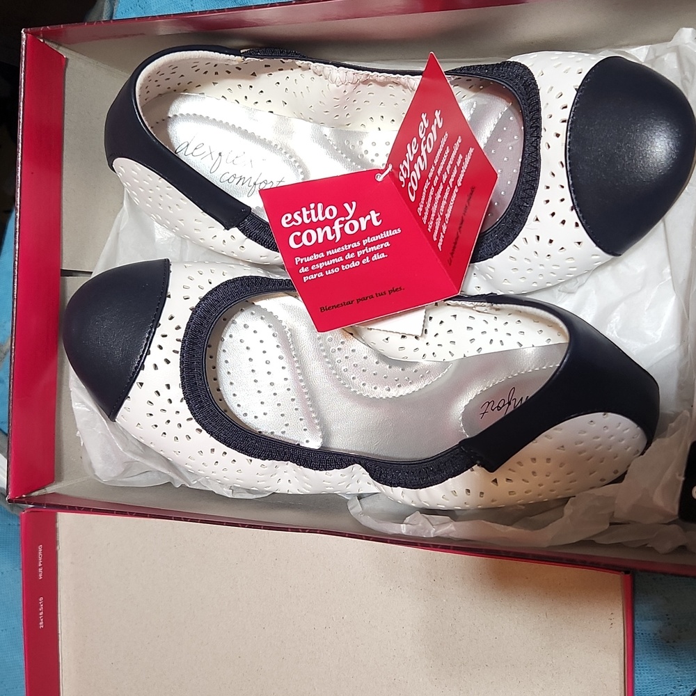 DexFlex Comfort Shoes Women's size 8W White and Navy color.